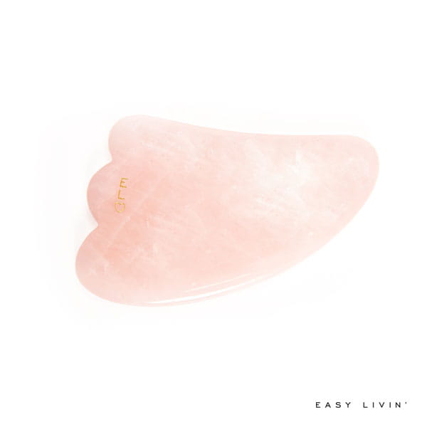 Jasnoróżowy kamień gua sha Easy Livin z różowego kwarcu do masażu twarzy