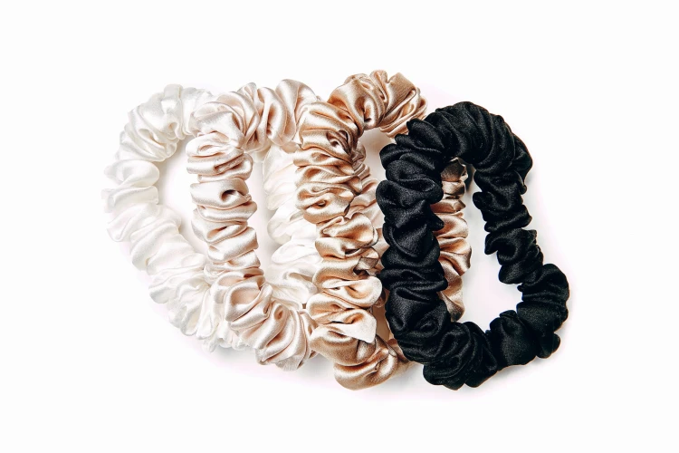 Jedwabne gumki do włosów Easy Livin w kolorze białym, szampańskim, złotym i czarnym